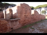 01571 ostia - regio ii - insula vi - caseggiato delle fornaci (ii,vi,7) - ostfassade - nordende - li - bli in raum (5) - gesehen von der via della fontana - 01-2024.jpg